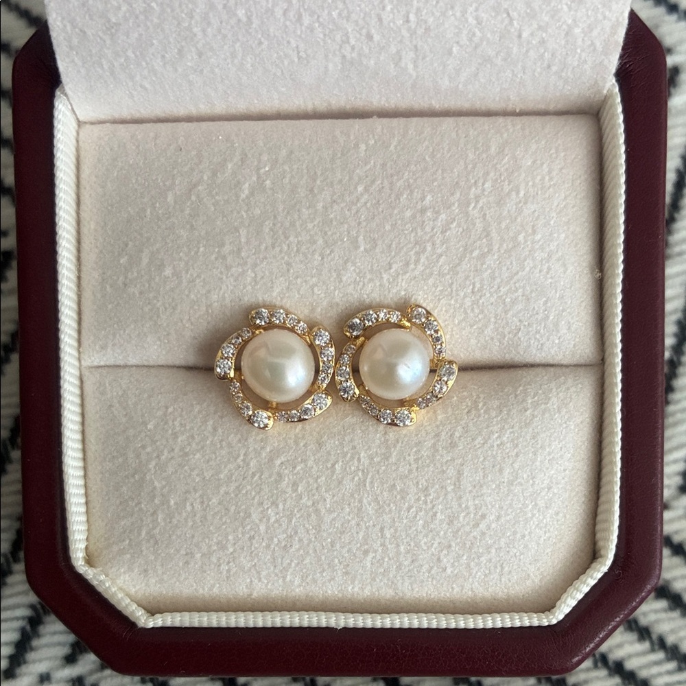 Elegant Gold and Pearl Stud Earrings